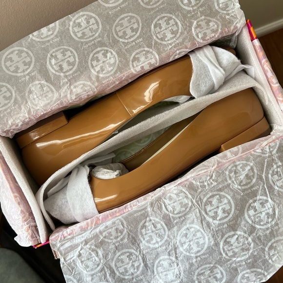 NWT TORY BURCH Patent Leather Tan Flats with Tortoise Detail. Size 9 - Picture 9 of 11
